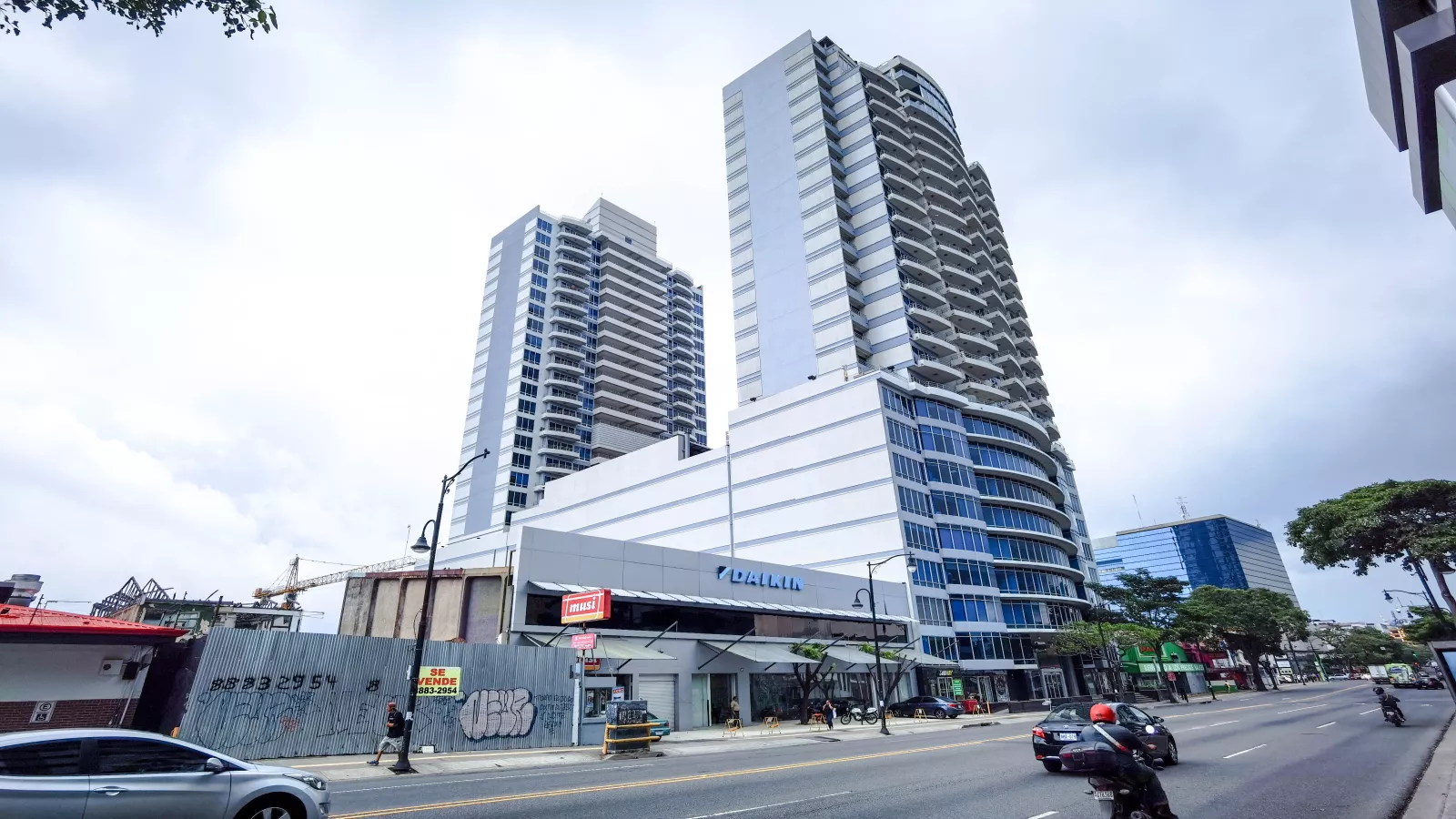 Vista del edificio Torres Paseo Colón